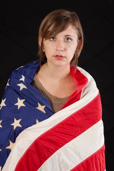 Mujer Bonita Envuelta Una Bandera Americana Con Aspecto Reflexivo —  Fotos de Stock