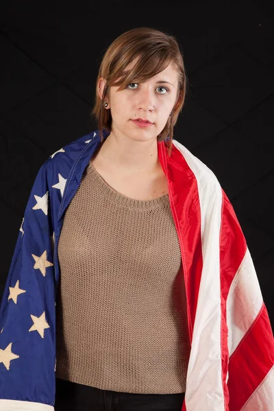 Mulher Bonita Envolto Uma Bandeira Americana Olhando Pensativo — Fotografia de Stock