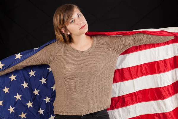 Bella Donna Avvolta Una Bandiera Americana Dall Aspetto Premuroso — Foto Stock