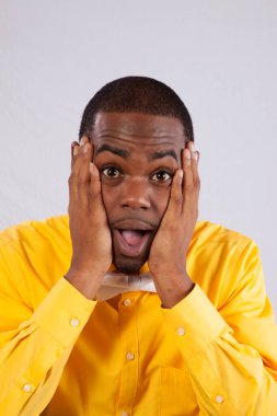 Yakışıklı siyahi adam şaşırıyor.