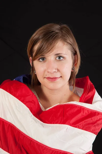 Mulher Feliz Envolta Uma Bandeira Americana — Fotografia de Stock