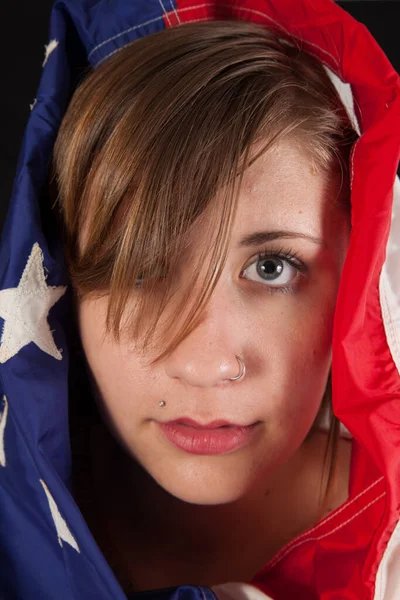 Mujer Bonita Envuelta Una Bandera Americana Con Aspecto Reflexivo — Foto de Stock