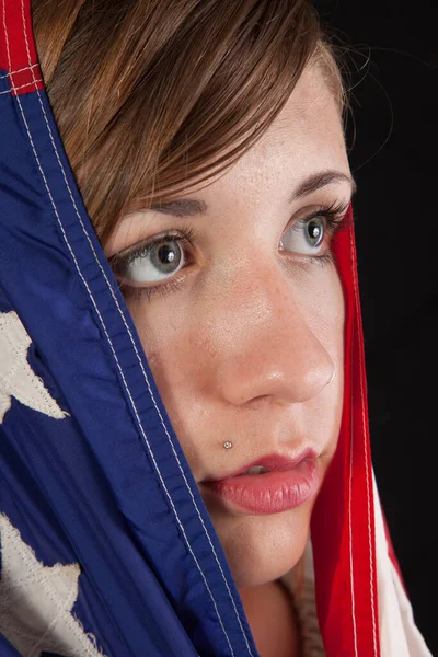 Mujer Bonita Envuelta Una Bandera Americana Con Aspecto Reflexivo — Foto de Stock