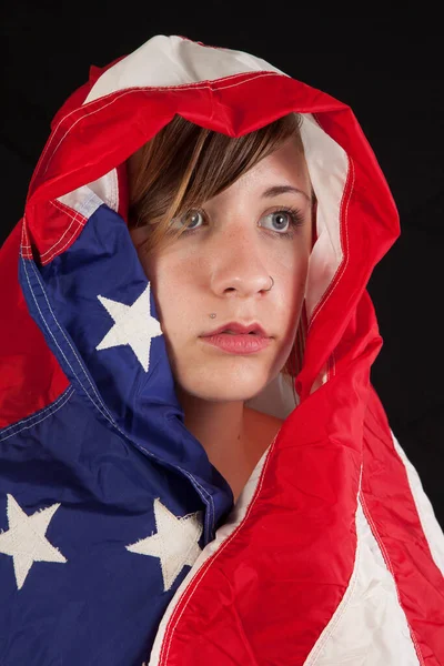 Mulher Bonita Envolto Uma Bandeira Americana Olhando Pensativo — Fotografia de Stock