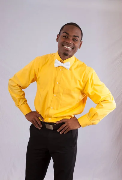 Hombre Negro Feliz Con Camisa Amarilla Pajarita Blanca —  Fotos de Stock