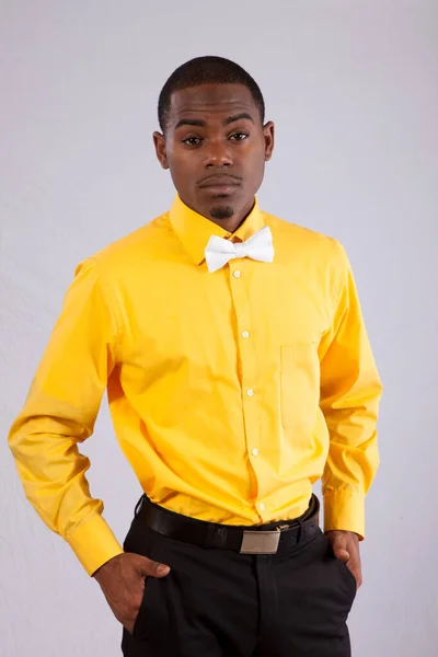 Hombre Negro Pensativo Con Camisa Amarilla Pajarita Blanca —  Fotos de Stock