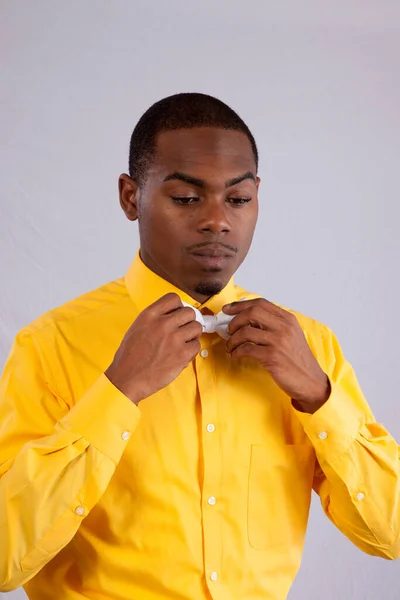 Hombre Negro Pensativo Con Camisa Amarilla Pajarita Blanca — Foto de Stock