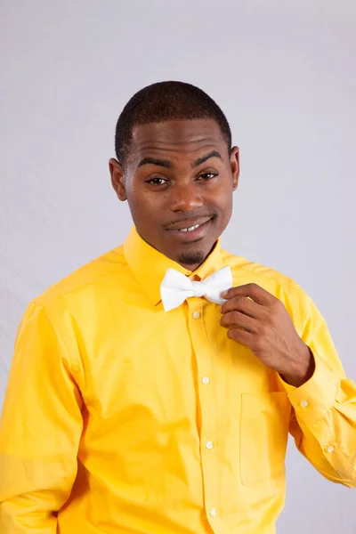 Hombre Negro Feliz Con Camisa Amarilla Pajarita Blanca —  Fotos de Stock