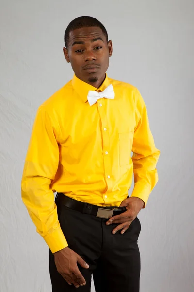 Чорний Чоловік Жовтій Сорочці Білій Краватці — стокове фото