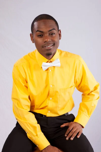 Hombre Negro Feliz Con Camisa Amarilla Pajarita Blanca —  Fotos de Stock