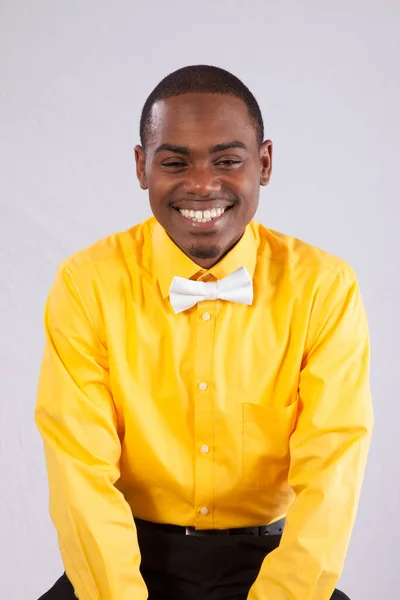 Hombre Negro Feliz Con Camisa Amarilla Pajarita Blanca —  Fotos de Stock