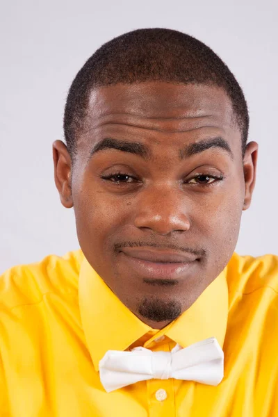 Hombre Negro Feliz Con Camisa Amarilla Pajarita Blanca —  Fotos de Stock