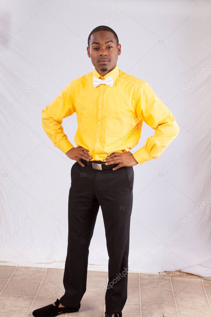 Hombre Negro Pensativo Con Camisa Amarilla Pajarita Blanca — Foto