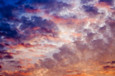 Sabah gökyüzünde renkli gün doğumu