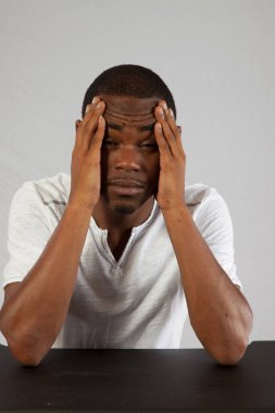 Siyah adam sinirli ya da sinirli görünüyor.