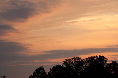 Bulutlu renkli gün doğumu