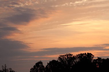 Bulutlu renkli gün doğumu