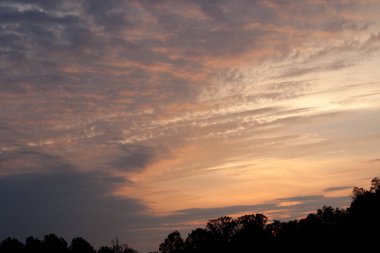 Bulutlu renkli gün doğumu