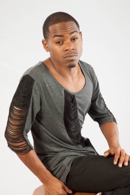 Düşünceli siyah adam sessizce oturuyor.