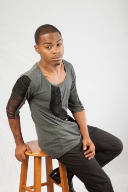 Düşünceli siyah adam sessizce oturuyor.