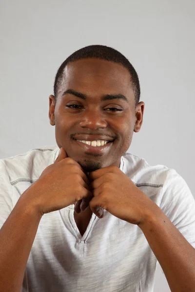 Hombre Negro Feliz Una Camisa Blanca —  Fotos de Stock