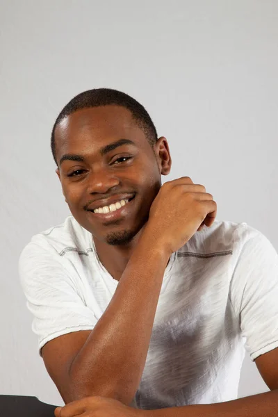 Hombre Negro Feliz Una Camisa Blanca —  Fotos de Stock