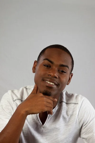 Hombre Negro Feliz Una Camisa Blanca — Foto de Stock