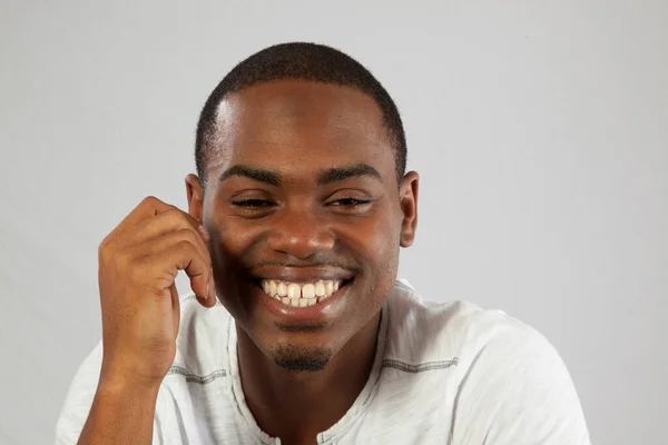 Hombre Negro Feliz Una Camisa Blanca —  Fotos de Stock