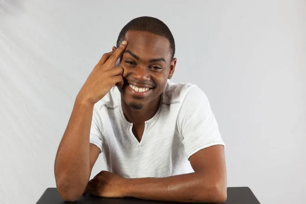 Hombre Negro Feliz Una Camisa Blanca —  Fotos de Stock