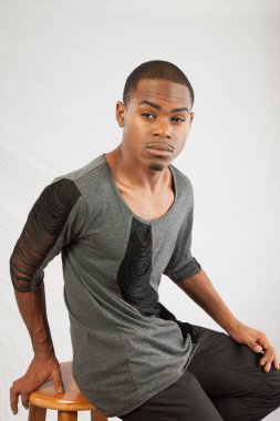 Düşünceli siyah adam sessizce oturuyor.