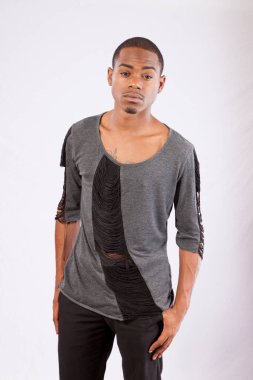 Yakışıklı siyah adam dalgın görünüyor.