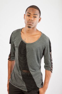 Yakışıklı siyah adam dalgın görünüyor.