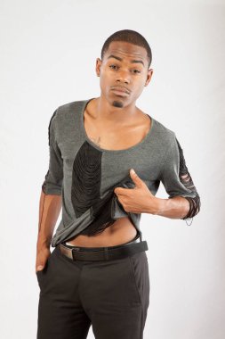 Yakışıklı siyah adam dalgın görünüyor.