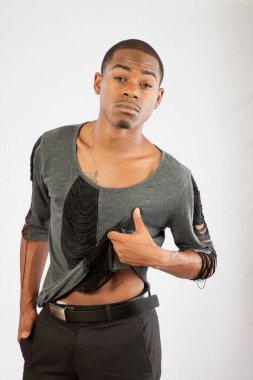 Yakışıklı siyah adam dalgın görünüyor.