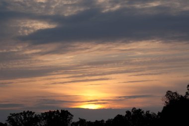 Bulutlu renkli gün doğumu