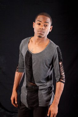 Yakışıklı siyah adam dalgın görünüyor.