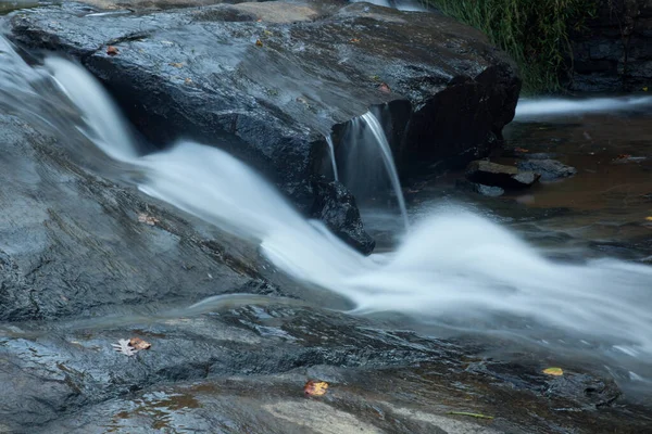 溪流中的岩石层叠 — 图库照片