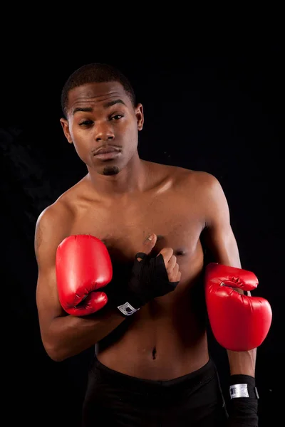 英俊的黑人 戴着拳击手套 — 图库照片