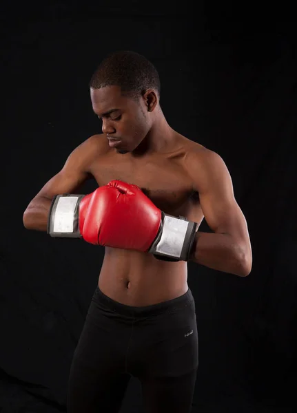 Hombre Negro Guapo Con Guantes Boxeo — Foto de Stock