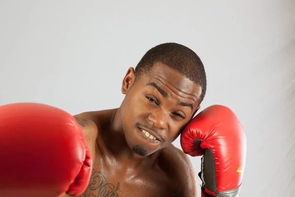 Bonito Homem Negro Com Luvas Boxe — Fotografia de Stock