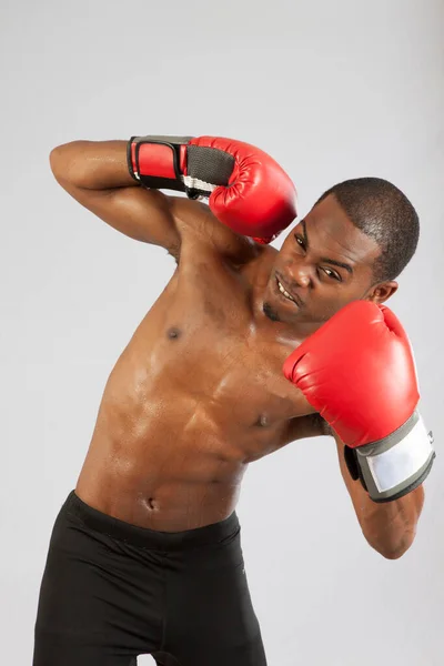 Bonito Homem Negro Com Luvas Boxe — Fotografia de Stock