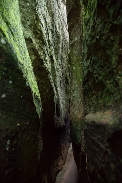 Pfad Durch Große Felsen — Stockfoto