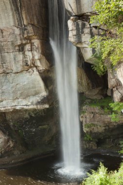 Kayaların arasından şelale