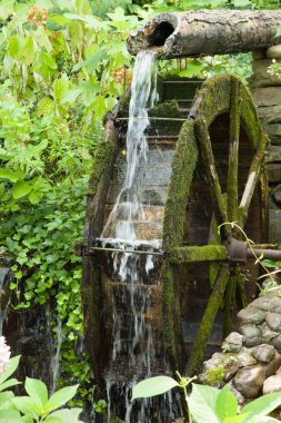 Su çarkı borudan suyla dönüyor.