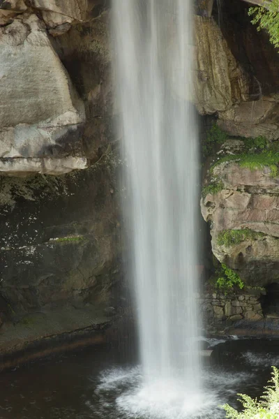 瀑布穿过岩石 — 图库照片