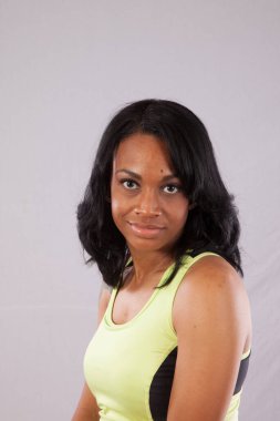 Hoş bir gülümsemesi olan güzel bir kadın.