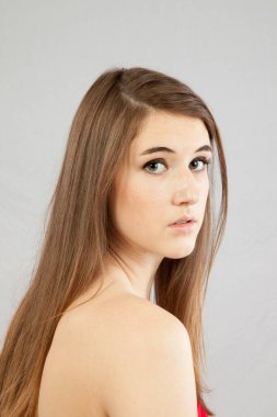 Güzel beyaz kadın düşünceli görünüyor.