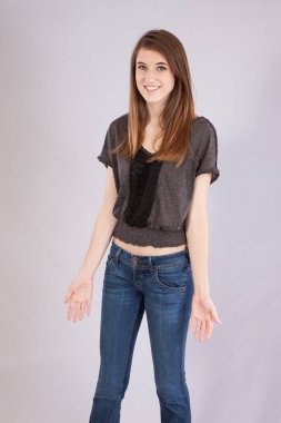 Uzun saçlı mutlu kadın gülümsüyor.