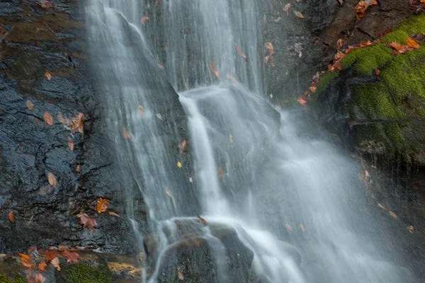 Natuurlijke Waterval Door Rotsen Stenen — Stockfoto