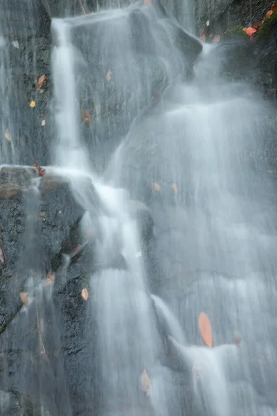 岩や石による自然滝 — ストック写真
